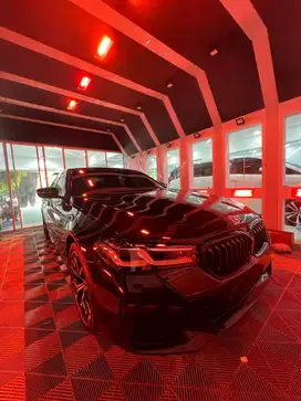 Jual cepat 800jt aja BMW 520i 2023 hitam murah km-nya cuma 2800 aja