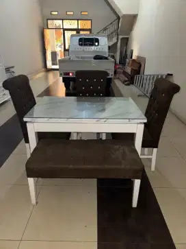 Meja Makan minimalis