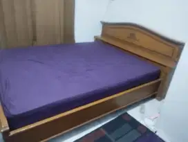 Dipan kayu masih bagus, jual murah ukuran 160x200