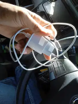 Edisi HP I-Phone hilang, jual aja charger nya