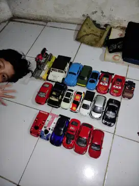Diecast mobil ada 22 biji ber merk dan vintage