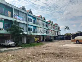 Jual Ruko (gandeng) 3 lantai, pinggir jalan raya, parkiran luas