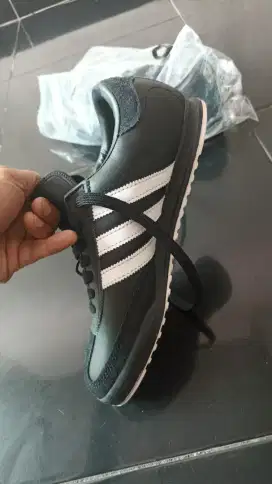 Sepatu jogging pria Adinda Beckenbauer