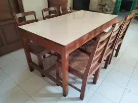 Meja makan 6 kursi, kayu jati.