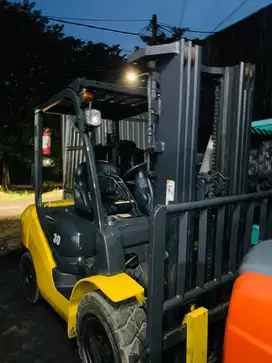 FORKLIFT BEKAS KOMATSU 3 TON MAST TRILIFT BERGARANSI SIAP PAKAI