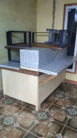 Dijual satu set meja warkop+meja lesehan 3 baru dipakai 1 bulan
