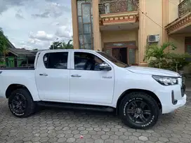 TOYOTA HILUX 2.4T DOUBLE CABIN 4x4 MT