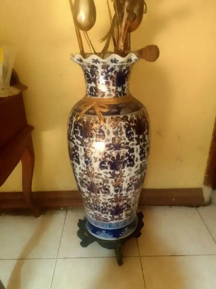 Guci keramik biru