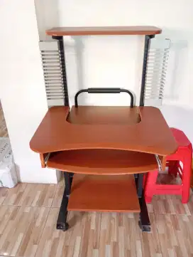 meja komputer masih layak pakai
