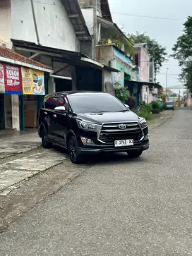 INNOVA VENTURER 2.4 MATIC