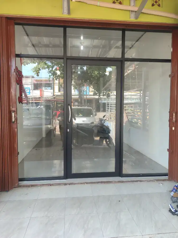 Partisi kaca pintu swing