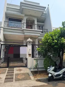 Siap Huni .rumah di Puri indah, bangunan 2,5 lantai