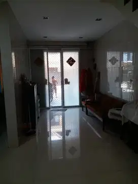 Dijual rumah mewah 3 lantai di Taman Palem jakarta barat