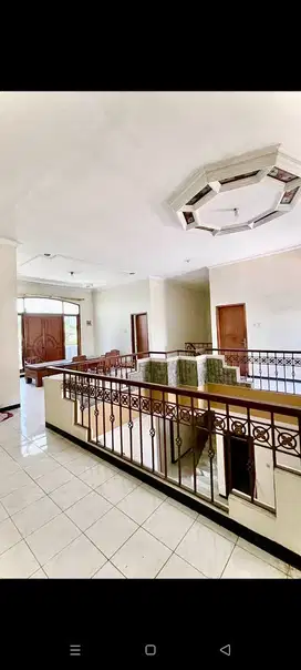 Rumah guede pinggir jalan