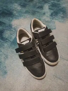 Sepatu hitam kulit lacoste strip
