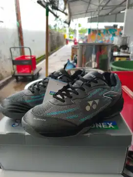Sepatu yonex velo