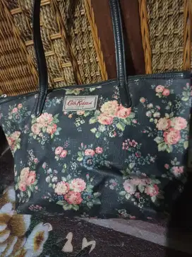 Tas tote hitam bunga cath kidston