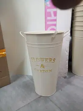 Pot Bunga / Vase