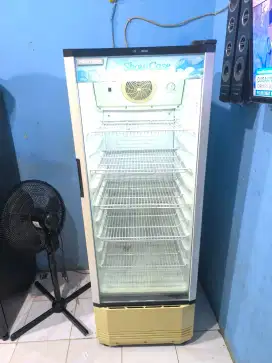 Jual showcase kondisi sehat, terawat