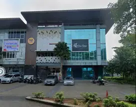 Disewakan Ruko Strategis 3 Lantai + Basement & Rooftop Lebar 9.7