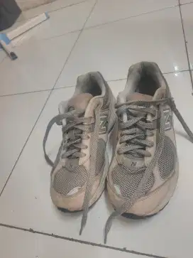 Sepatu running new balance 2002.