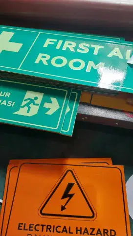 Sign glow on dark