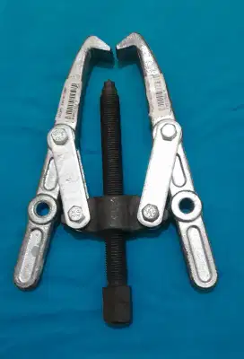 DIJUAL KRISBOW TREKER 2 KAKI GEAR PULLER 2 ARM 22,8 CM