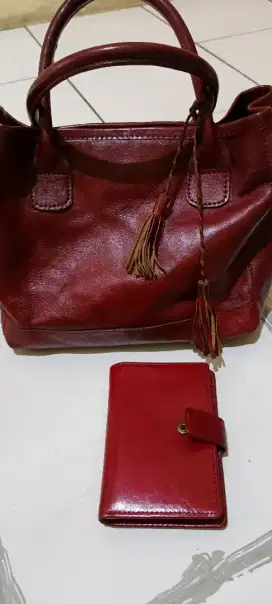 Tas dan dompet kulit asli warna merah