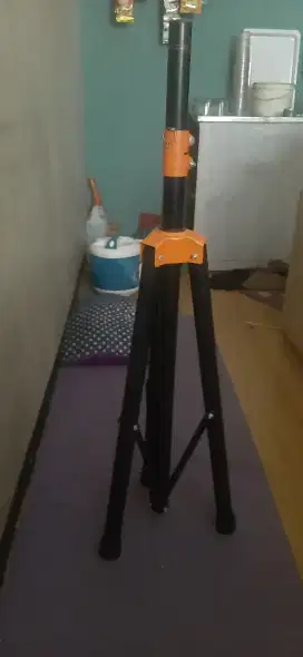 Tripod sound speaker