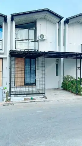 Disewakan Rumah 2 Lantai, Cluster Uptown Lippo Cikarang, 75 Juta/Tahun