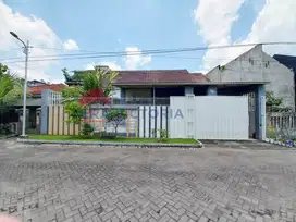 Rumah sebrang Masjid dekat dengan Terminal Arjosari