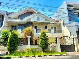 Jual rumah 2 lt di Sutorejo Timur jalan besar Surabaya