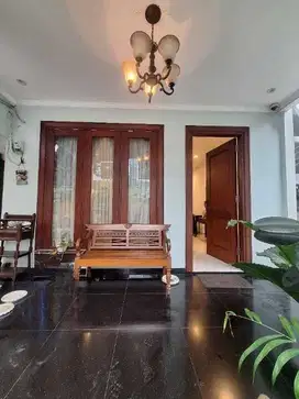 Rumah 3 1/2 Lantai  di Cempaka Putih Akses Jalan Lebar  Jak Pus