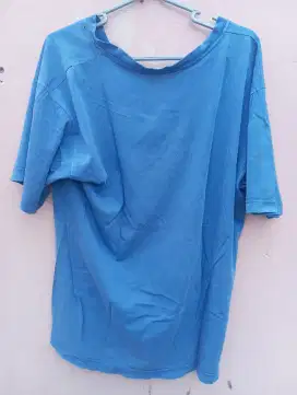 Baju kaos biru tua