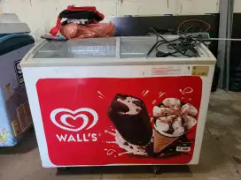 Freezer showcase sliding door