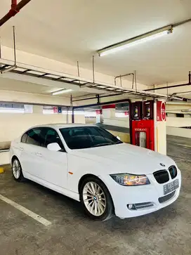 BMW 320i 2010 Bensin