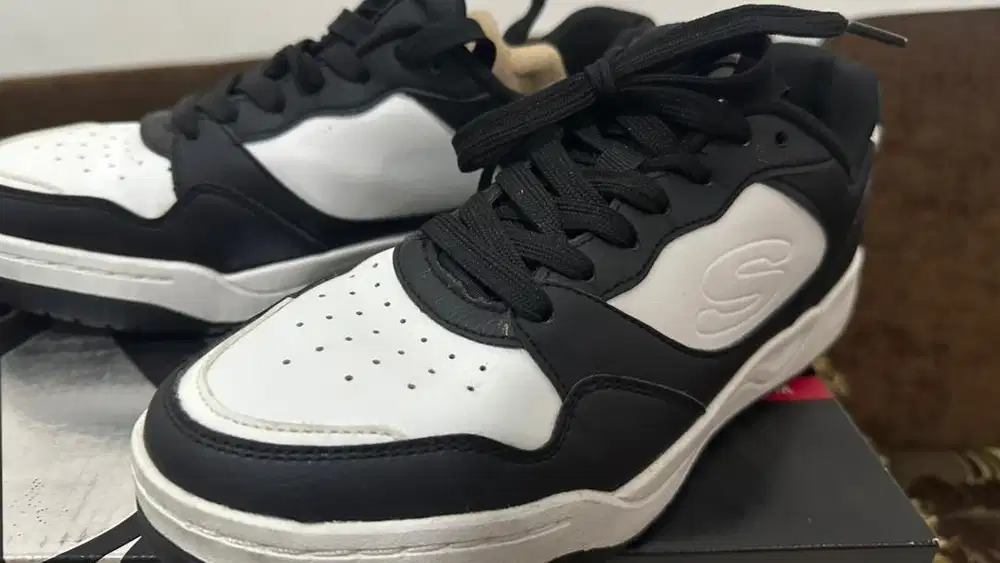 Skechers Black & White