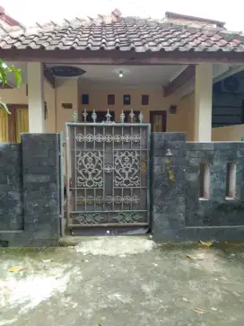 Di Jual segera, Rumah mungil adem dan nyaman untuk tinggal