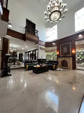 Dijual villa di jalan putri hijau