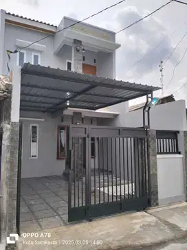 DI JUAL RUMAH 2 LANTAI SOLO KOTA