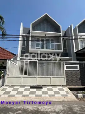 RUMAH baru jalan raya Manyar Tirtomoyo Surabaya