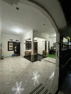Rumah bagus di sulfat agung depan rumah ada taman parkiran luas