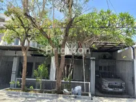 Rumah Manyar Kertoadi Surabaya Timur LT 240 Row Jalan 3 Mobil