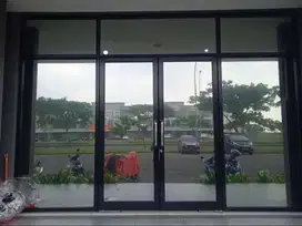 sticker oneway gedung stiker kaca film kantor rumah kaca film sanblas