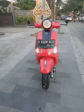 Vespa lx 150 cc ie warna merah