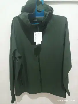 Jaket UNIQLO original model Blocktech Army