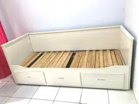 Rangka dipan uk 80x200 cm putih, laci 3 merk IKEA