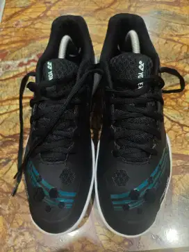 Sepatu Yonex Shb Strider Beat Size 43
