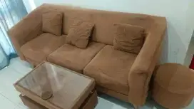 Sofa ruang tamu lengkap dengan meja