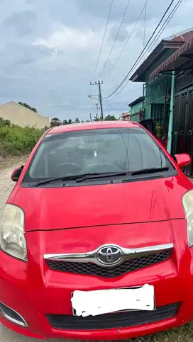 Mobil Yaris di padang